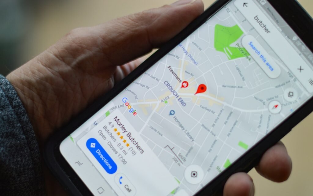Mão a segurar um telemóvel com o Google Maps aberto